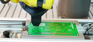 Ziel der Partnerschaft von ArtiMinds Robotics und Eberhard ist die Entwicklung innovativer, roboterge-stützter Automatisierungslösungen zur THT-Bestückung