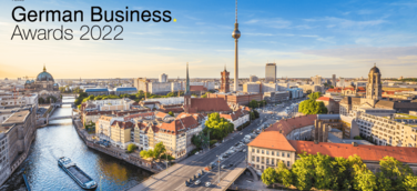 Sicht von oben auf die Stadt Berlin mit Funkturm und Spree. Text im Bild: German Business Awards