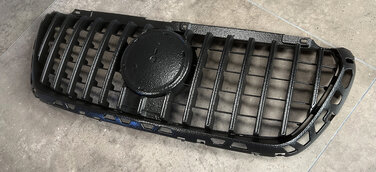 Raptor Look: der Panamericana Kühlergrill für Mercedes 907 und 910