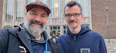 Michael Cieslik und Jan Odenthal (v.l.n.r.) vor dem Kölner Rathaus