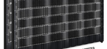 Sunbooster VERTICAL mit Wechselrichtern und Verkabelung an. 