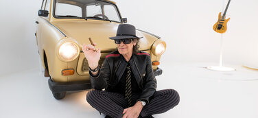 Udo Lindenberg vor seinem goldenen Trabi in der Panik City