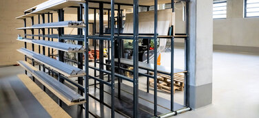 Neben Kragarmregalen nutzt der Zimmereibetrieb auch Vertikalregale.