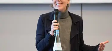 Rednerin spricht über Frauen, Macht und Karriere und wie man Unternehmen stark machen kann