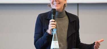 Rednerin spricht über Frauen, Macht und Karriere und wie man Unternehmen stark machen kann