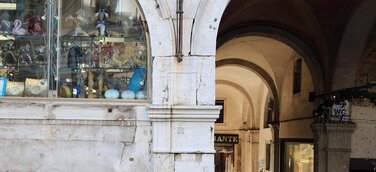 Stadtführungen Venedig - Straßenschild Ruga dei Oresi am Rialto in Venedig
