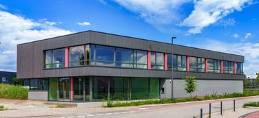 History Hub von außen mit Magazin im Erdgeschoss und Büros im Obergeschoss