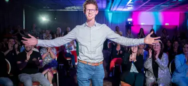 Rednertalent gewinnt mit Authentizität und Charisma Internationalen SpeakerSlam in Wiesbaden