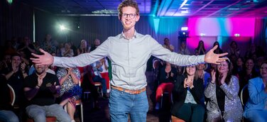 Rednertalent gewinnt mit Authentizität und Charisma Internationalen SpeakerSlam in Wiesbaden