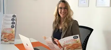 Silke Schwetschenau mit Expertenbroschüre
