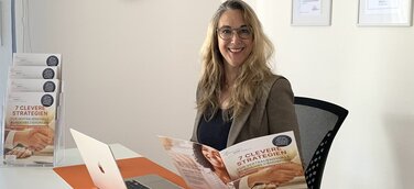Silke Schwetschenau mit Expertenbroschüre