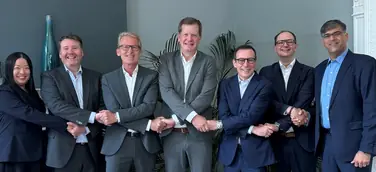 Vertragsunterzeichnung in London mit Frank Lucaßen (medac, Mitte) und Jerome Charton (Clinigen, 3.v.R.)