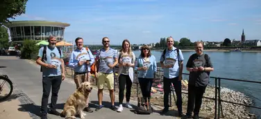Foto v.l.n.r.: Philipp Seufert (Hotel Aigner), Hotelhund Maxwell, Christoph Silber-Bonz (Hotel Hangelar), Johannes Jungwirth (Hotel Rheinland), Friederike Rempel (Hotel Collegium Leoninum), Angelika Dudziak (Hotel Hangelar), Thomas von dem Bruch (Rheinland Tourismus GmbH), Sven Baden (Hotel Aigner)