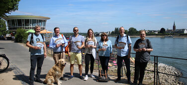 Foto v.l.n.r.: Philipp Seufert (Hotel Aigner), Hotelhund Maxwell, Christoph Silber-Bonz (Hotel Hangelar), Johannes Jungwirth (Hotel Rheinland), Friederike Rempel (Hotel Collegium Leoninum), Angelika Dudziak (Hotel Hangelar), Thomas von dem Bruch (Rheinland Tourismus GmbH), Sven Baden (Hotel Aigner)