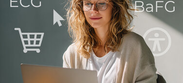 Eine junge Frau sitzt entspannt mit einem Laptop auf dem Schoß in einem modernen, hellen Raum. Sie wirkt fokussiert und zufrieden. Um sie herum schweben Begriffe und Symbole wie DSGVO, BaFG, ECG, ein Einkaufswagen, ein Cookie-Icon, ein Barrierefreiheitszeichen und ein Mauszeiger – sie symbolisieren rechtliche und technische Anforderungen im E-Commerce und Webdesign. Die Bildkomposition vermittelt den Eindruck von digitaler Kompetenz und moderner Software-Nutzung.