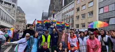 Ehrenamtliche Gruppe in Köln nach der Mehrwegglas-Sammlung auf dem ColognePride 2025 in Köln