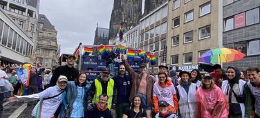 Ehrenamtliche Gruppe in Köln nach der Mehrwegglas-Sammlung auf dem ColognePride 2025 in Köln