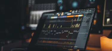 Laptop mit geöffneter FL-Studio-Software in einem professionellen Tonstudio in Bielefeld – Musikproduktion in dunkler, atmosphärischer Studio-Umgebung.