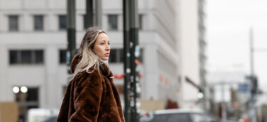 Person mit LACLARA Einkaufstasche in der Stadt – Mode, Lifestyle und Handwerkskunst vereint.