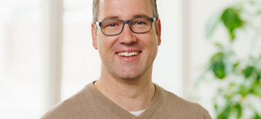 Geschäftsführer Sebastian Seidel feiert mit seinem Team das zehnjährige Firmenjubiläum der App-Agentur Cayas 