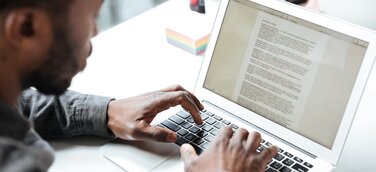 Persona schriebt eine Abschlussarbeit