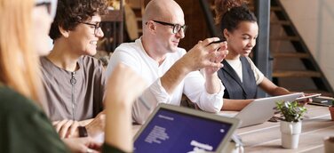 Conplore Wirtschaftsmagazin stärkt digitale Präsenz für Experten und Unternehmen - Bild fauxels-Pexels