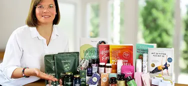 Frau mit Produktsortiment