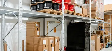Blick auf eines der mit unterschiedlichen Artikel gefüllten Palettenregale