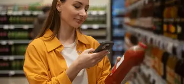 Frau scannt Cashback-Aktion im LEH