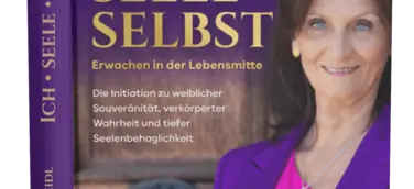 Die Autorin Bianka Maria Seidl vor dem Kirchenportal des Klosters Windberg in violettem Mantel
