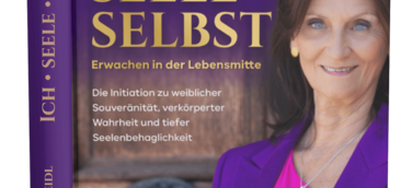 Die Autorin Bianka Maria Seidl vor dem Kirchenportal des Klosters Windberg in violettem Mantel