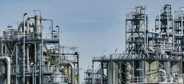 Industrieanlage als Beispiel für komplexe HSE-Aufgaben in Arbeitsschutz, Brandschutz und Umweltschutz