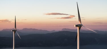 Windräder in den Bergen