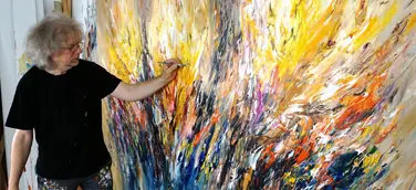 Peter Nottrott malt ein abstraktes Acrylgemälde im Format 240 x 150 cm