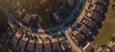 Viele Dächer, viele Möglichkeiten: Wer einen Teil seines Stroms selbst erzeugt, kann die eigene Abhängigkeit von schwankenden Strompreisen verringern; wie stark, hängt vom jeweiligen Haus und seinem Energiebedarf ab.