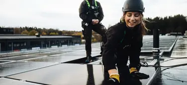 Fachkräfte installieren Solarmodule auf einem Hallendach, um die Energiekosten des Betriebs langfristig zu senken. Ein professioneller Energiecheck zeigt Unternehmen ungenutzte Einparpotenziale auf.