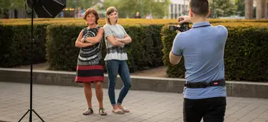 Fotograf hält seine Kamera zum Fotografieren vor das Gesicht. Aufnahme von GalleryDock.