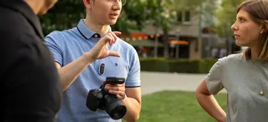Edmond Rätzel spricht mit Fotografen und berät sie im persönlichen Gespräch.