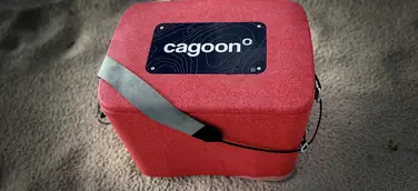 Kühlbox AEROSTUFFY M in rot, 32L, am Strand