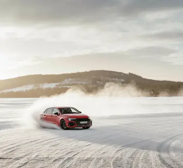 Schneegestöber: Audi RS 3 im Drift