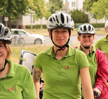 Umsteigen aufs Dienstrad für Klima und Gesundheit. Ergotherapeut:innen klügeln Pläne aus, um Dienstfahrten mit dem Auto zu reduzieren und Hausbesuche verstärkt mit dem Bike zu erledigen 