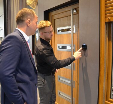 Auf der diesjährigen FENSTERBAU FRONTALE hat DRUTEX erstmals Smart Lock präsentiert. Damit können Eigenheimbesitzer ihre Tür bequem und unkompliziert zu einer smarten Tür aufrüsten.