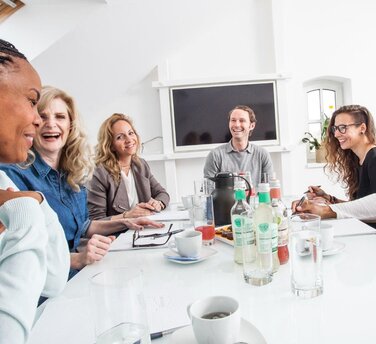 Ergotherapeut:innen schauen hinter die Kulissen, machen Muster von Macht, Unterdrückung und Diskriminierung sichtbar. Sie empfehlen, als Team zusammenzuhalten, in unangemessenen Situationen oder bei abwertenden Äußerungen Stellung zu beziehen und jedem Menschen die Möglichkeit zu geben, das eigene Potenzial zu entfalten. 
