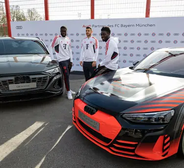 Dayot Upamecano, Lucas Hernández und Alphonso Davies (von links nach rechts) vom FC Bayern bei der Fahrzeugübergabe an der Säbener Straße
