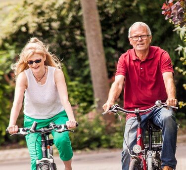 Mobilität hat einen enormen Einfluss auf die eigene Gesundheit und das Klima. Aufs Fahrrad umsteigen reduziert den ökologischen Fußabdruck; andere zu überzeugen und mitzureißen wirkt sich auf den Handabdruck aus. Diese und andere Aspekte gehören zu einer ergotherapeutischen klimasensiblen Beratung.