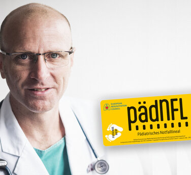 Prof. Jost Kaufmann mit dem pädiatrischen Notfalllineal