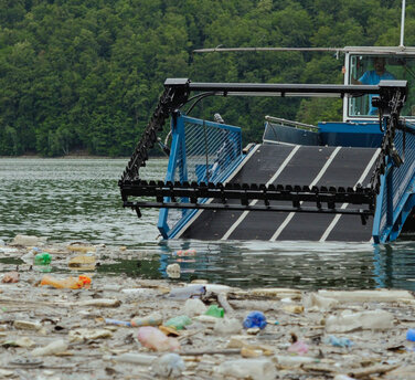Gegen Müll im Wasser Die Audi Stiftung für Umwelt und die Ferry-Porsche-Stiftung wollen durch ein neues, langfristiges Clean-up-Projekt des Green-Start-up everwave einen Beitrag für saubere Flüsse und Gewässer in Thailand leisten. Bereits in 2022 haben sich die Partner zusammengeschlossen und gemeinsam mehr als 69 Tonnen Müll mit Hilfe eines Müllsammelbootes aus dem Fluss Alt in Rumänien gesammelt. Das Bild zeigt diese Clean-up-Mission.