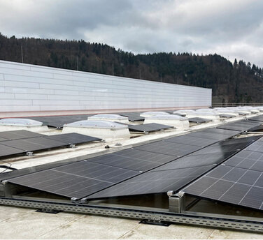 Die Photovoltaikanlage wurde auf dem Dach der neuen Systembauhalle installiert. 