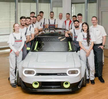 Zum 150-jährigen Jubiläum der Marke NSU enthüllen Auszubildende von Audi Neckarsulm einen NSU Prinz, den sie zu einem Elektroauto umgebaut haben.