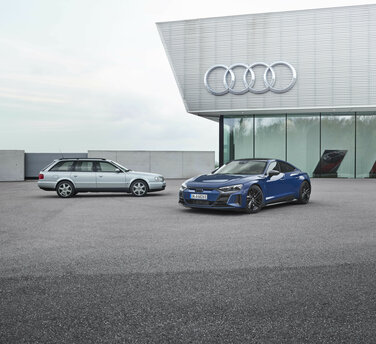 Modelle v.l.n.r. (Standaufnahme): Audi S6 plus, Audi RS e-tron GT, Farbe: Ascariblau